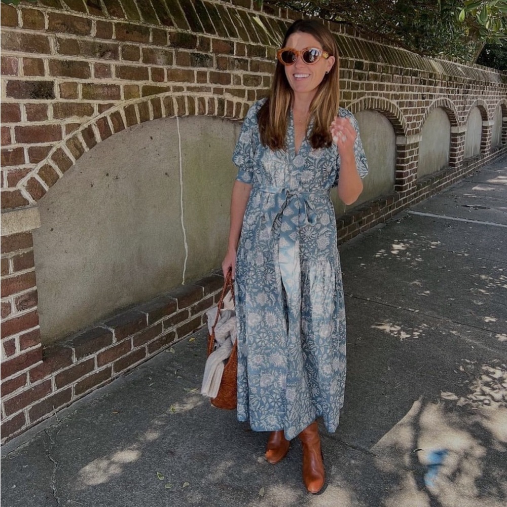 Marea dress with tie. Only worn once. Very cute and gorgeous color/pattern!